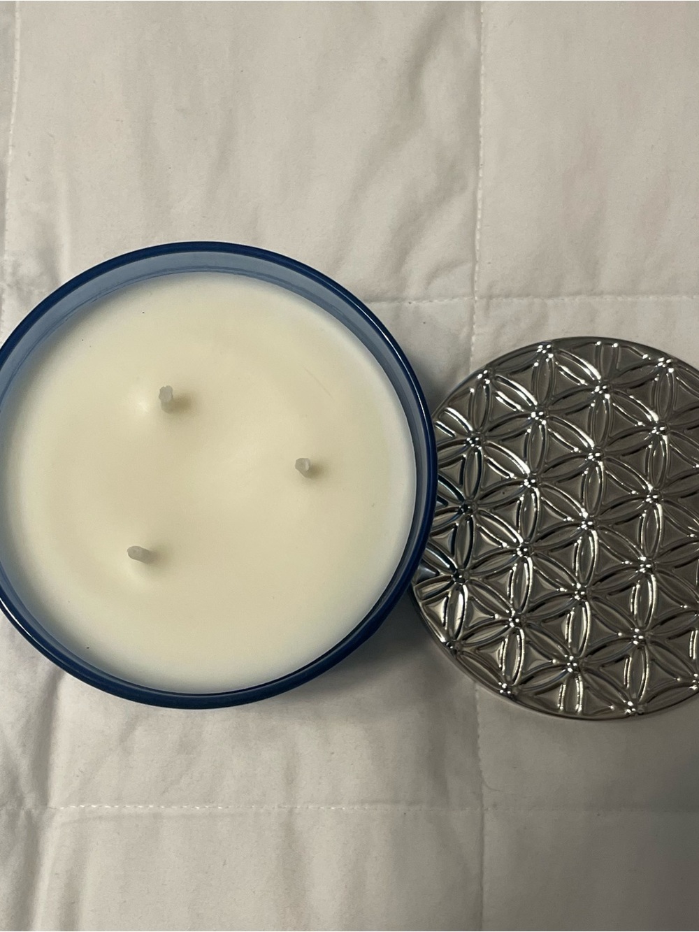 Bath & Body Works Linen & Lavender Scented Candle - New - Picture 2 of 3